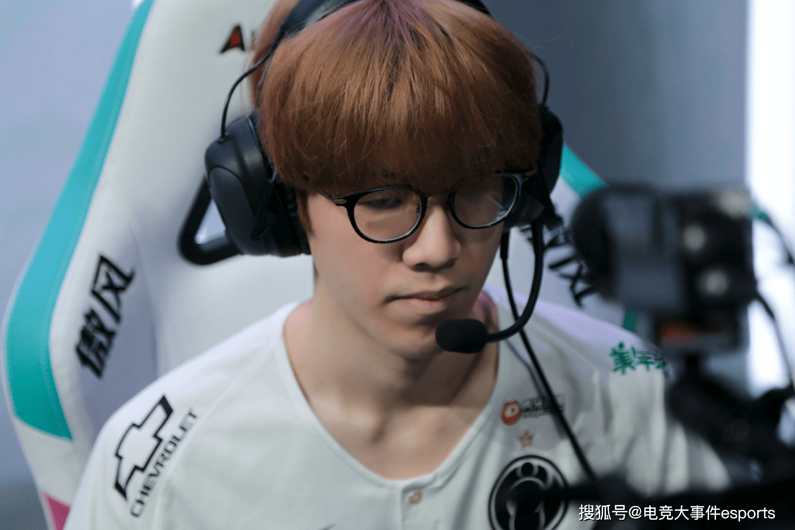 她还是